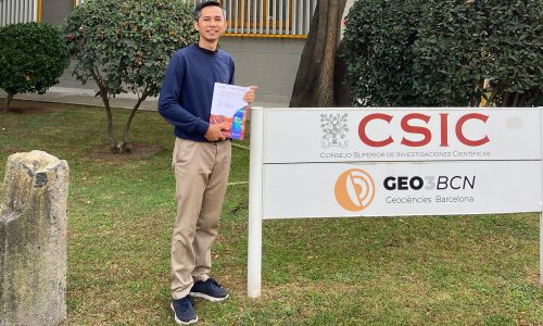 GEO3BCN-CSIC former PhD Candidate, Handoyo Handoyo, holding his thesis.